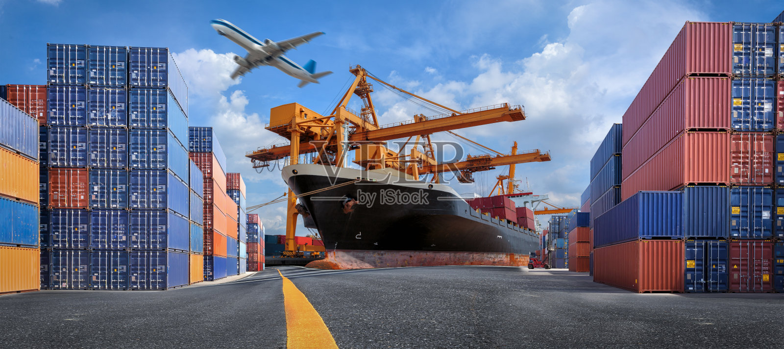 工业集装箱货轮在港口用于物流进出口业务。照片摄影